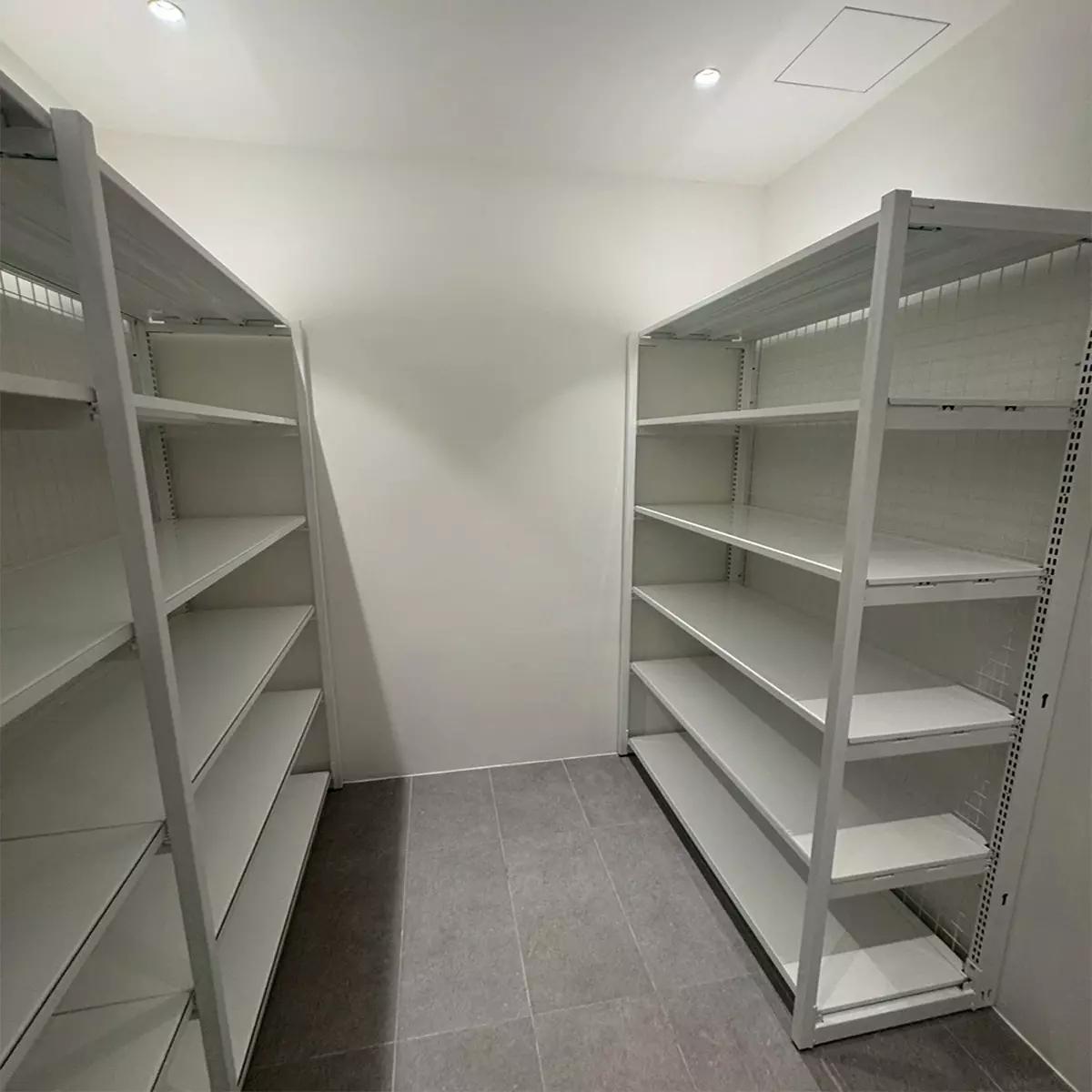 用純白線條打破沉重,構築後勤空間的流暢洗鍊美學-8