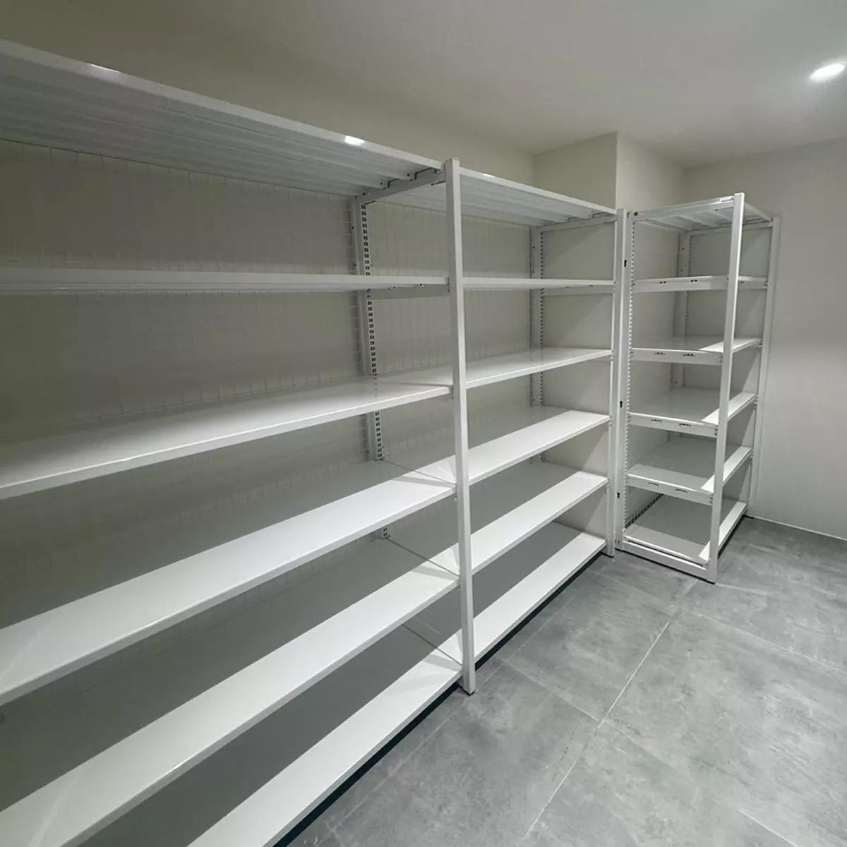 用純白線條打破沉重,構築後勤空間的流暢洗鍊美學-4