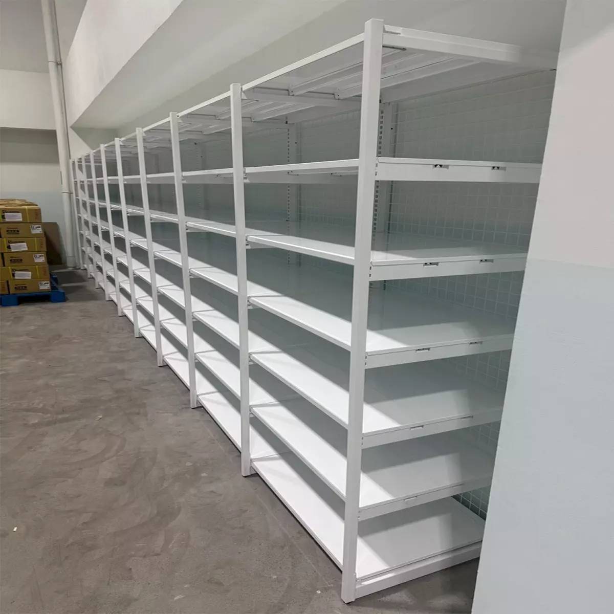 用純白線條打破沉重,構築後勤空間的流暢洗鍊美學-3