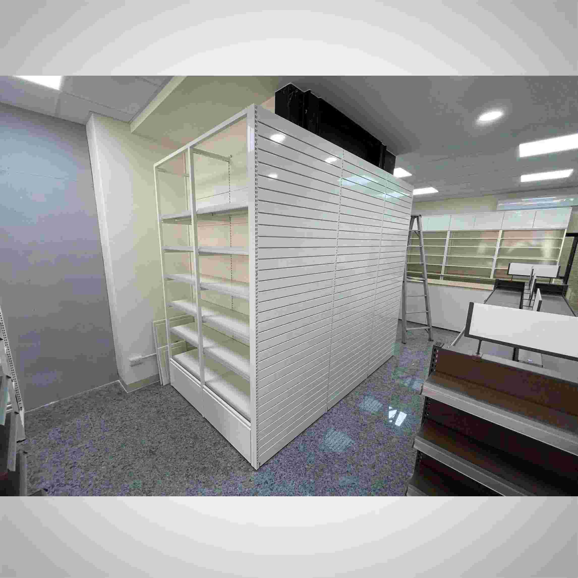 連鎖藥局-白與咖啡色系的搭配-2